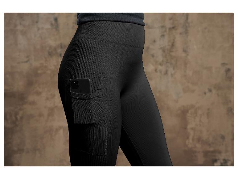 Zwarte leggings met een telefoon in de zak.