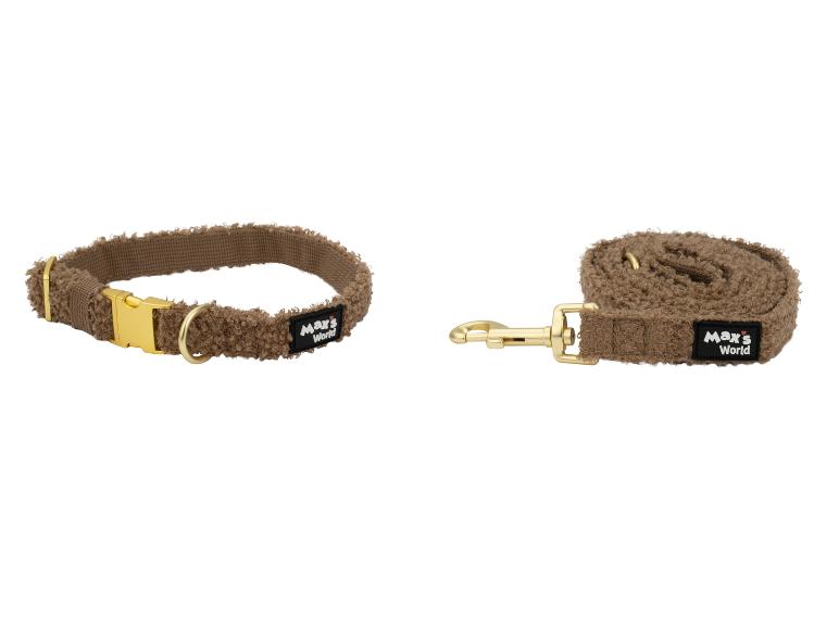 Bruine hondenriem en halsband van pluche materiaal met metalen sluitingen.