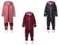 Drie kinderoveralls: roze met harten, bordeauxrood en donkerblauw met harten.