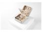Beige juwelendoosje met horloge, ringen en kettingen.