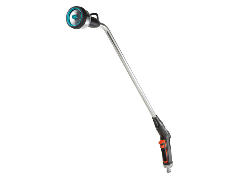 Een lange tuinslang met sproeikop.