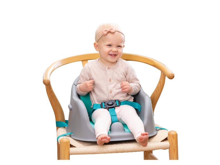 Baby in een kinderstoel met veiligheidsgordel.