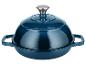 Blauwe gietijzeren pan met deksel en zilverkleurige knop.