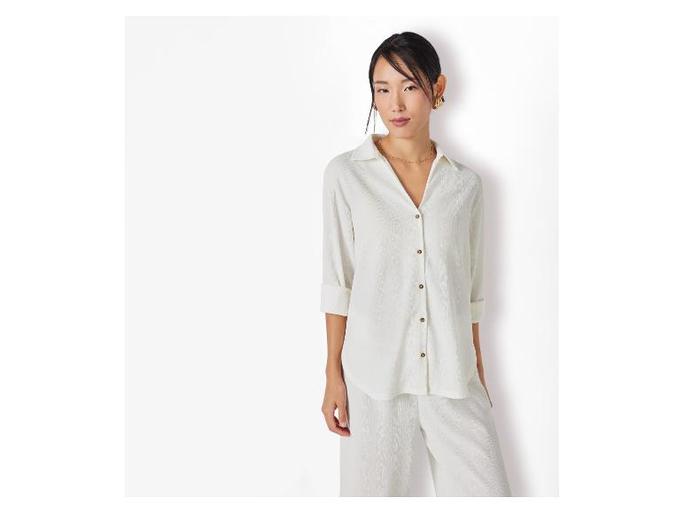 Crèmekleurige blouse en broek, minimalistische stijl.