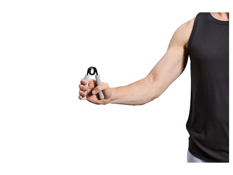 Man in een zwart mouwloos shirt houdt een handknijper vast.