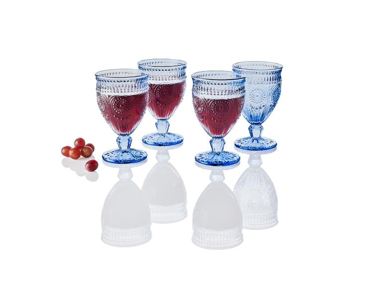 Vier blauwe wijnglazen, vintage stijl, gevuld met rode wijn.