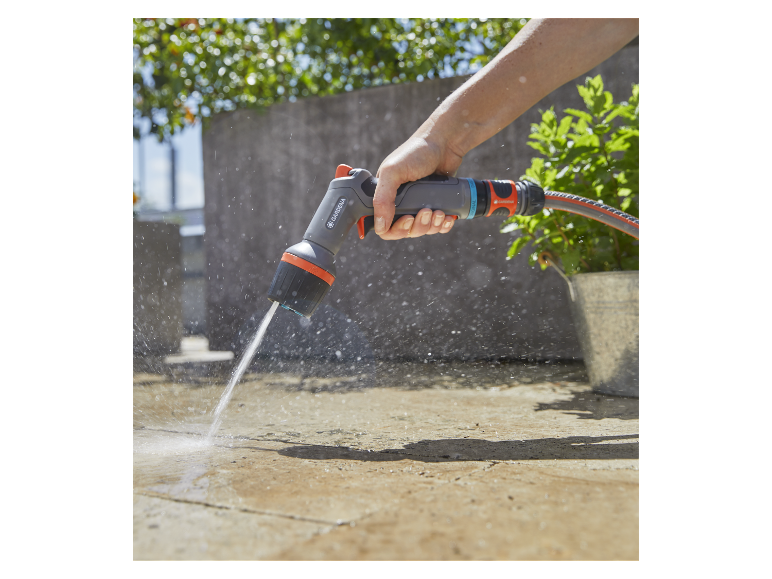 Tuinsproeiersysteem van Gardena in gebruik.