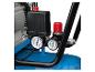 Blauwe compressor met manometers en drukregelaar.