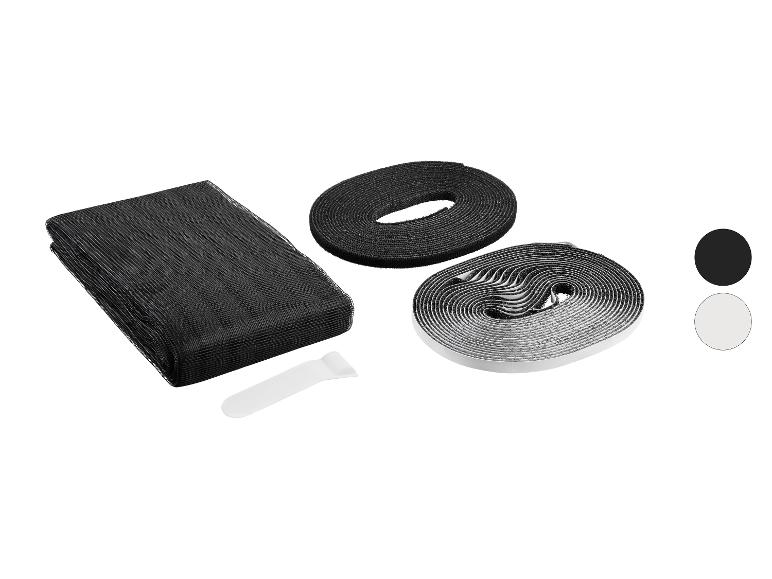 Zwart insectengaas, zelfklevend klittenband en een wit installatiegereedschap.