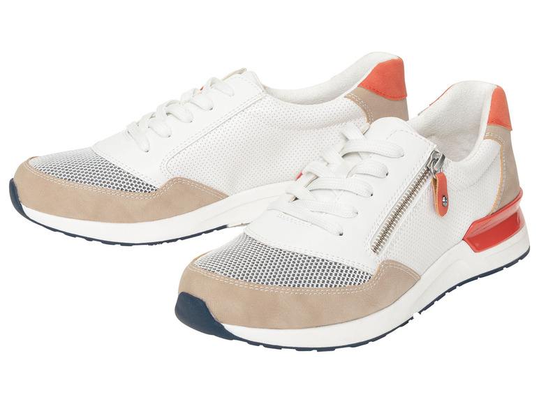 Twee paar witte sneakers met een beige en oranje accent.