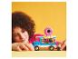 Een kind speelt met een LEGO Friends donut foodtruck set.