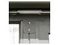 Close-up van een donkergrijze metalen verbinding met schroeven die twee constructiedelen verbinden.