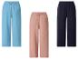 Drie wijde broeken in lichtblauw, perzik en marineblauw, met elastische tailleband.