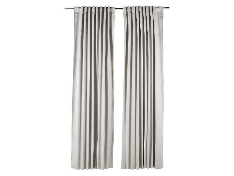 Een paar lichtgrijze gordijnen hangend aan een roede.