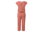 Een roze jumpsuit met korte mouwen.