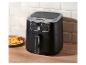 Zwarte airfryer met digitaal display (180°C), naast een bord friet en ketchup.