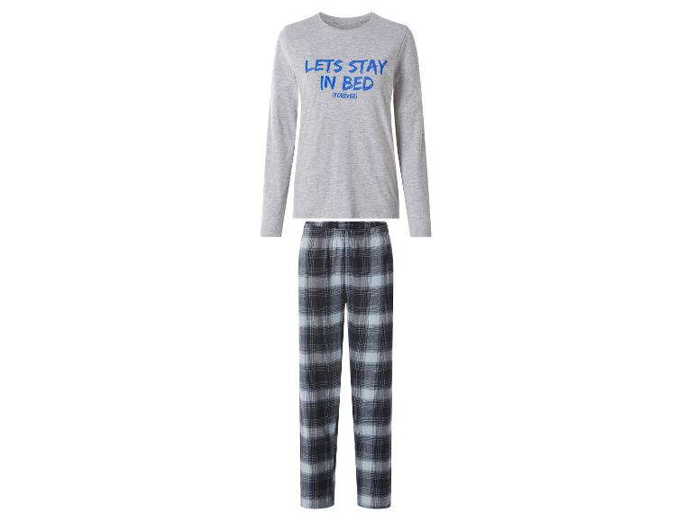Grijze pyjama met lange mouwen met de tekst „LETS STAY IN BED (FOREVER)“ en geruite broek.