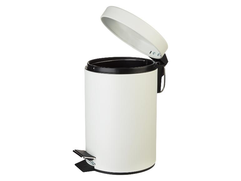 Witte pedaalemmer met open deksel.