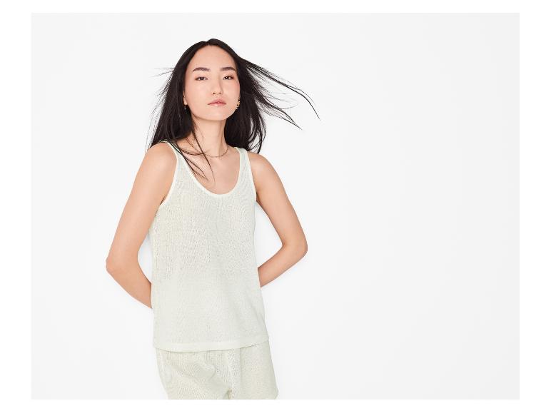 Crèmekleurig gebreid topje en short: casual zomerlook.