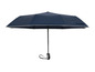 Een donkerblauwe paraplu met een zwarte handgreep.