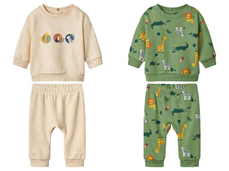 Twee babykledingsets met dierenprint: een beige met drie ronde dierenmotieven en een groene met jungledieren.