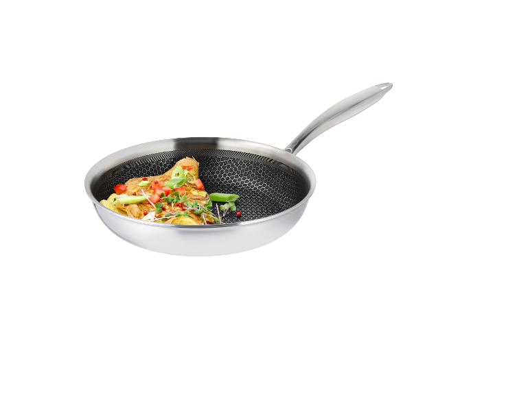 RVS-pan met omelet en groenten.