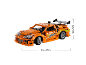 Oranje speelgoedauto met spoiler, 30 cm lang en 8 cm hoog.