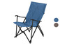Een blauwe vouwstoel met armleuningen en een A-vormig logo.