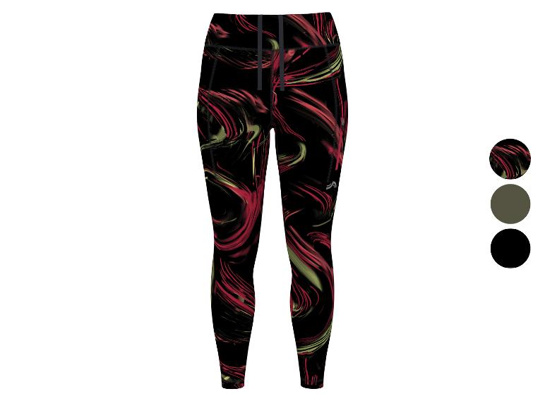 Sportlegging met abstract patroon in rode en groene tinten op een zwarte achtergrond.