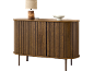 Houten dressoir met tafellamp en decoratieve schaal.