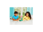 Twee kinderen spelen een bordspel met een grote rood-witte plantachtige figuur.