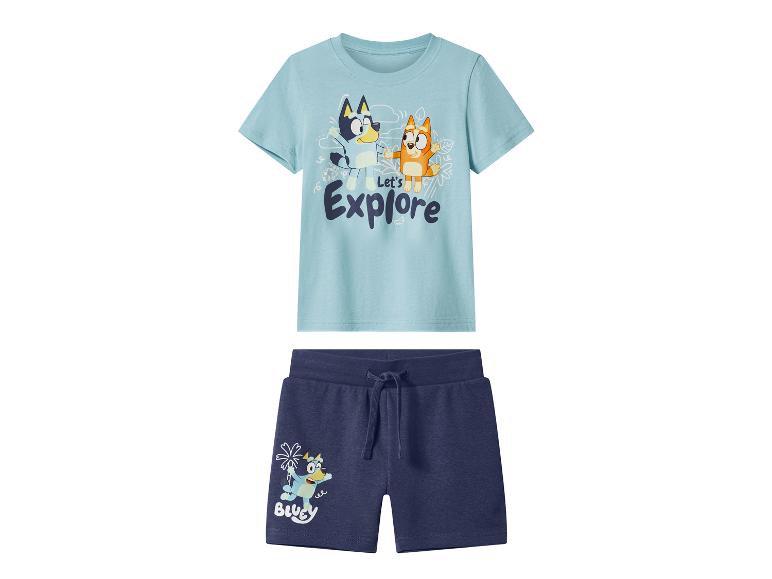 Kinderkledingset met lichtblauw T-shirt en donkerblauwe korte broek, beide met cartoonfigurenprints.