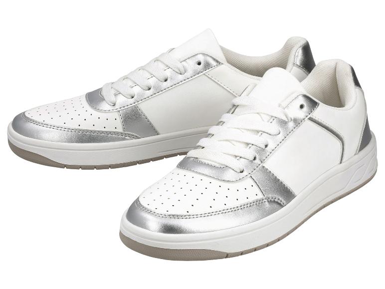 Witte en zilveren sneakers met witte veters