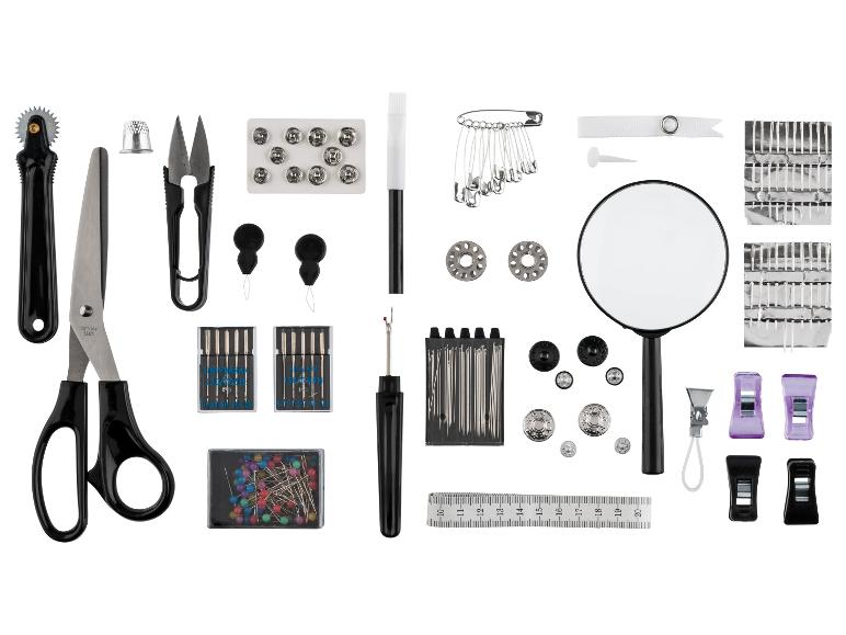 Naaiset met schaar, naalden, spelden en andere accessoires.