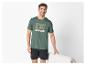 Lachende man in groen T-shirt met 'SUNDAY MOOD' en zwarte korte broek.