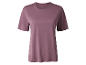 Een mauve t-shirt met ronde hals.