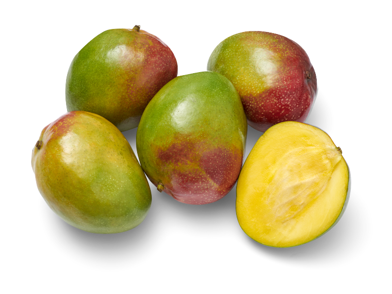 Vier hele mango's en een gehalveerde mango die het gele vruchtvlees laat zien op een zwarte achtergrond