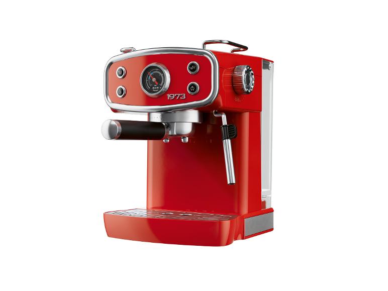Rood koffiezetapparaat met manometer en draaiknoppen, schuin weergegeven.