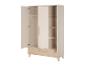 Kledingkast met twee deuren, planken en een lade, in crème en lichte houttinten.
