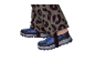 Kinderwinterlaarzen en broek met luipaardprint.