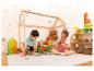 Twee kinderen spelen met kleurrijke, transparante magnetische bouwblokken in een kinderkamer.