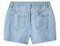Lichtblauwe denim shorts met achterzakken, achteraanzicht.