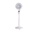 Witte statiefventilator met digitaal display.