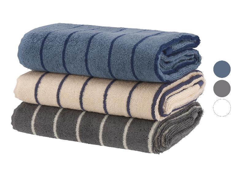 Stapel van drie gestreepte handdoeken in blauw, beige en grijs.