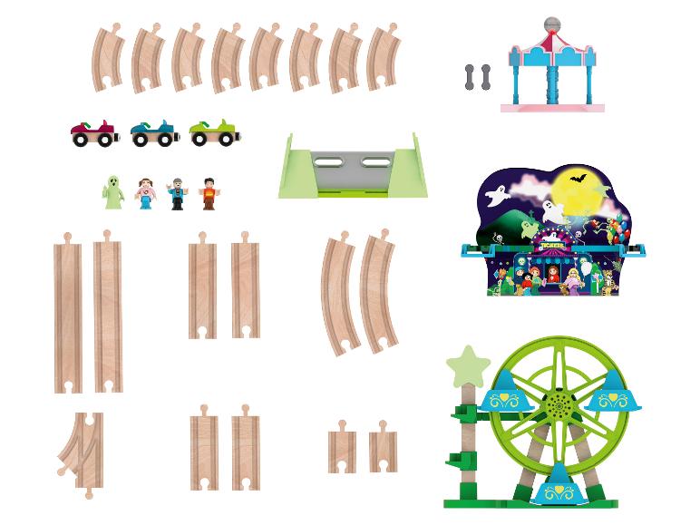 Houten treinset met carnaval- en Halloween-thema, inclusief rails, wagons en figuren.