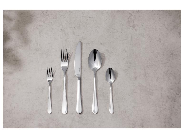 Silvercrest bestekset met mes, grote en kleine vork, grote en kleine lepel op een grijze achtergrond.