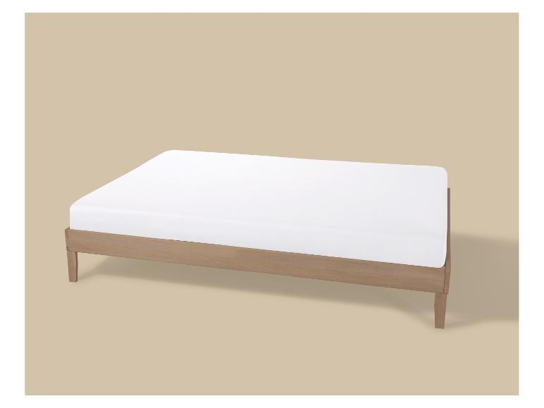 Houten bed met wit matras op beige achtergrond.