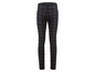Zwarte broek met een ruitpatroon.