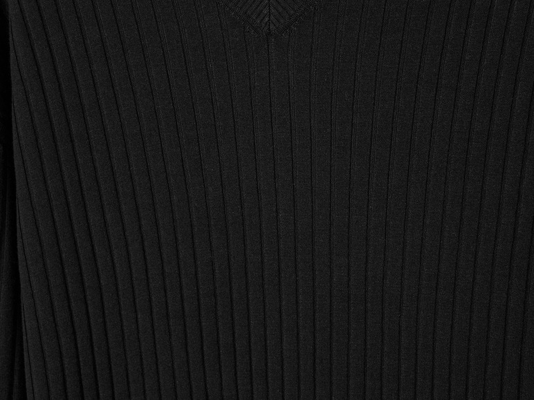 Een close-up van een zwarte geribbelde trui.