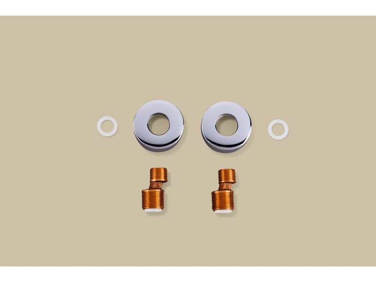 Twee chromen rozetten en twee messing fittingen met witte ringen.